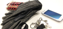 Mobiltelefon, Schlüssel, Handschuhe und Geldbeutel 