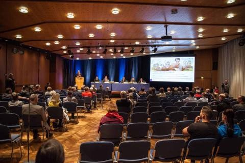 Interessierte Bürgerinnen und Bürger hören den Ausführungen der Verwaltungsspitze zu