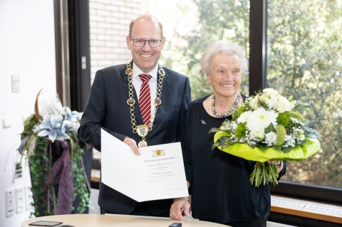Oberbürgermeister Dr. Bernd Vöhringer überreicht Ursula Kächele die Ehrennadel des Landes Baden-Württemberg