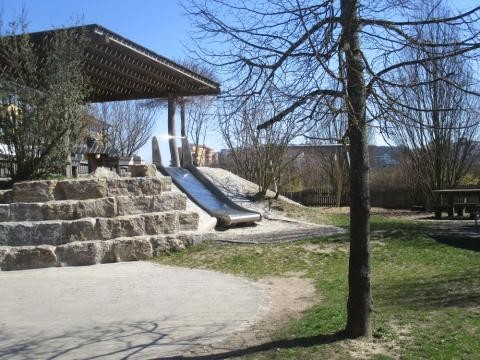 Beim Blick in den Garten ist eine Steintreppe und eine Rutsche zu sehen 