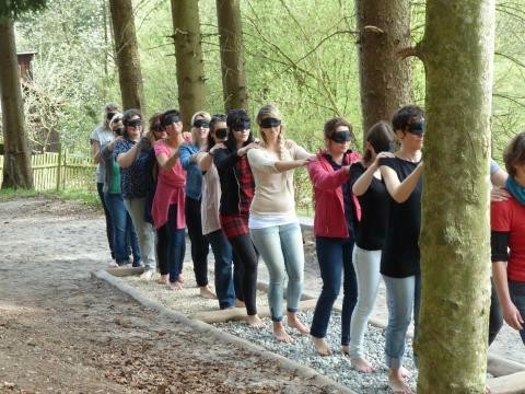 Das Team durchläuft einen Barfußparcour