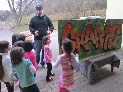 Die Kinder  arbeiten am Kunststoff-Projekt